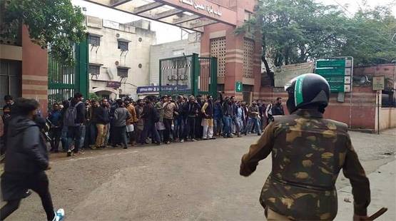 तस्वीरों में देखें, नागरिकता कानून पर जामिया में कैसे मचा है कोहराम