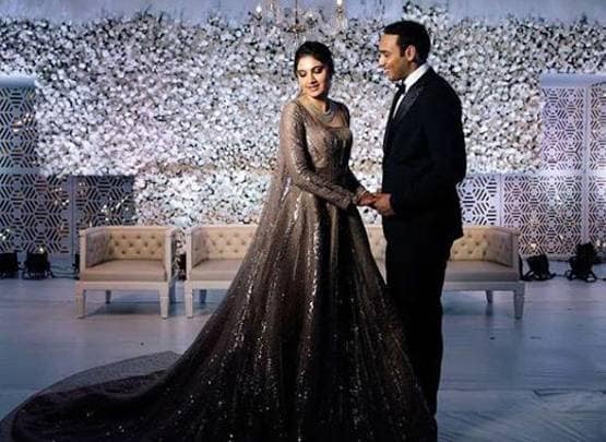 PHOTOS: रिसेप्शन में छाईं अजहरुद्दीन की बहू अनम, ऐसा था लुक