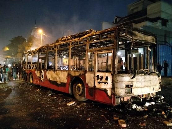 जलती बसें, पथराव और आंसू गैस के गोले, 25 तस्वीरों में देखें जामिया का मंजर