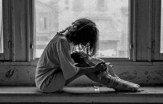 सौतेले भाई ने किया रेप, 18 साल में सेक्स वर्कर बनी लड़की की कहानी