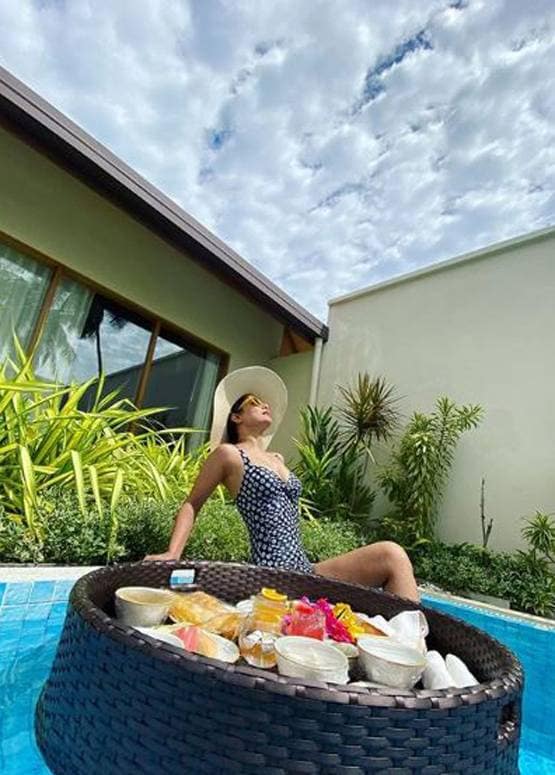 ब्लू मोनोकनी में हिना का बोल्ड लुक, फ्लोटिंग ब्रेकफास्ट संग पोज