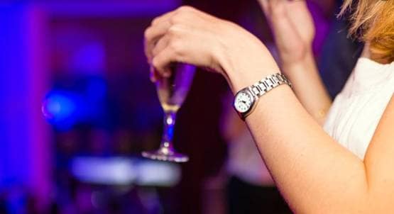 500 लोगों के सामने ही संबंध बनाने लगा कपल, शुरू हो सकती है जांच