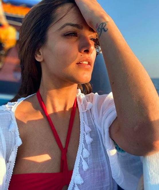 करिश्मा तन्ना ने शेयर की बोल्ड तस्वीरें, बिकिनी लुक में नजर आईं एक्ट्रेस