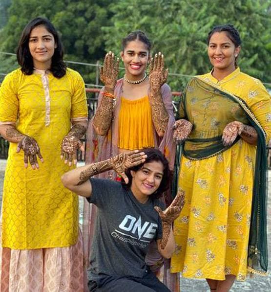 प्र‍ियंका से इंस्पायर बबीता, लहंगा ही नहीं कॉपी की वेडिंग डेट भी!