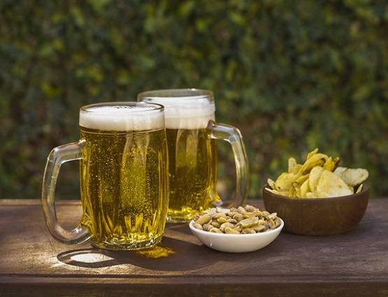 बियर बढ़ाती है उम्र-दूध से बीमारियां, PETA के दावे पर लोग हुए हैरान