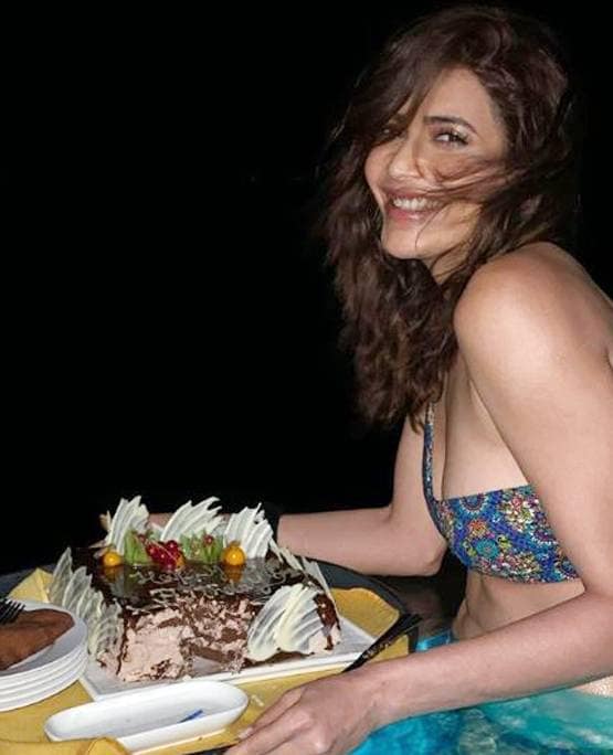 वेकेशन पर करिश्मा तन्ना का बिकिनी में बोल्ड लुक, PHOTOS वायरल