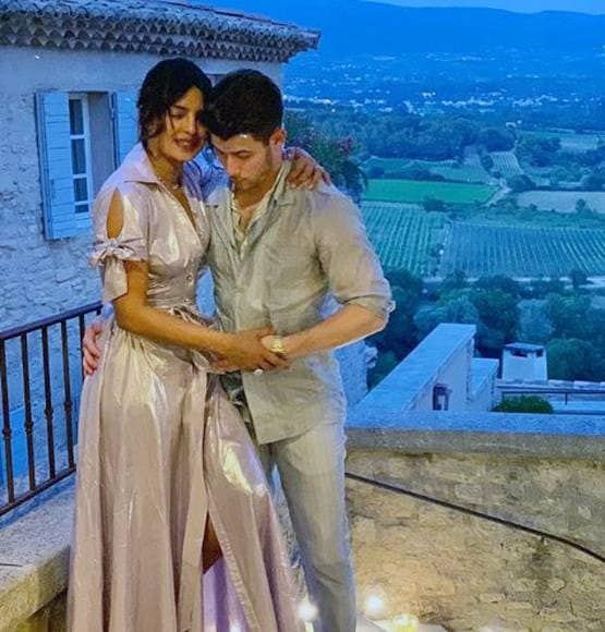 कैलिफोर्निया की वादियों में निक का हाथ थामें दिखीं प्रियंका, PHOTOS