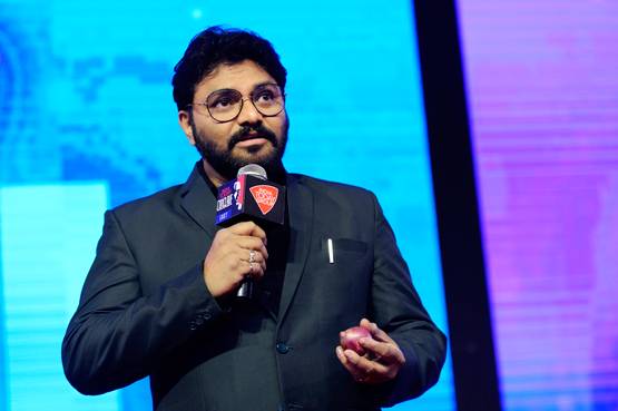 मुंह पर लगाया काला टेप, हाथों में उठाया प्याज, इवेंट में यूं पहुंचे मीर