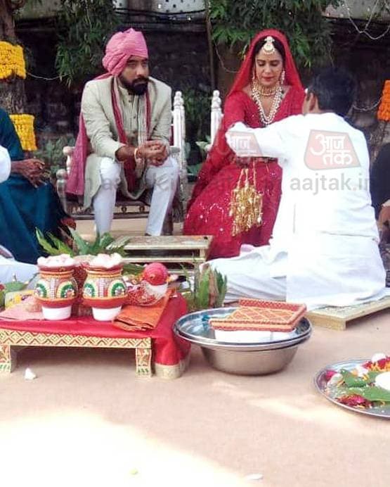 लाल जोड़ा, हाथों में कलीरें, देखें दुल्हन बनीं मोना की पहली तस्वीरें