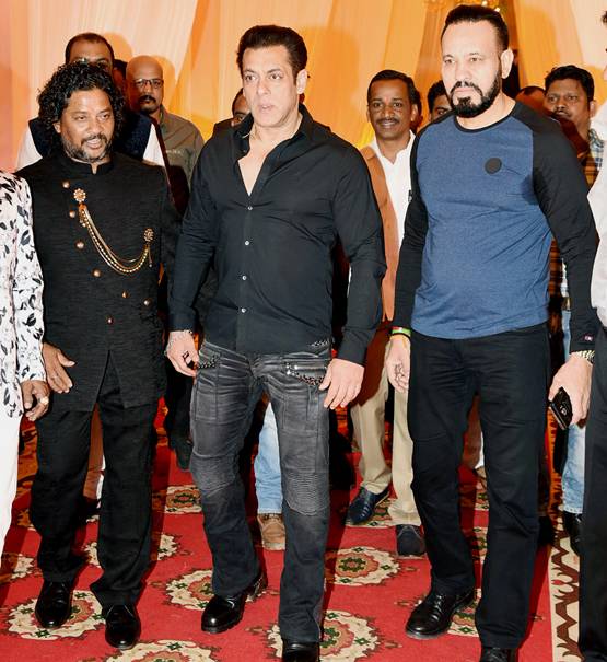 मेकअप आर्टिस्ट के बेटे की शादी में पहुंचे सलमान खान, फोटो वायरल