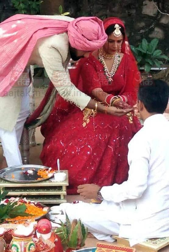 लाल जोड़ा, हाथों में कलीरें, देखें दुल्हन बनीं मोना की पहली तस्वीरें