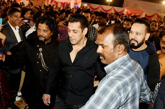 मेकअप आर्टिस्ट के बेटे की शादी में पहुंचे सलमान खान, फोटो वायरल