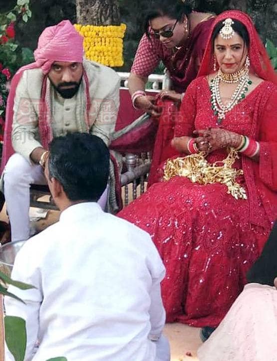 लाल जोड़ा, हाथों में कलीरें, देखें दुल्हन बनीं मोना की पहली तस्वीरें