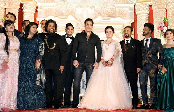 मेकअप आर्टिस्ट के बेटे की शादी में पहुंचे सलमान खान, फोटो वायरल