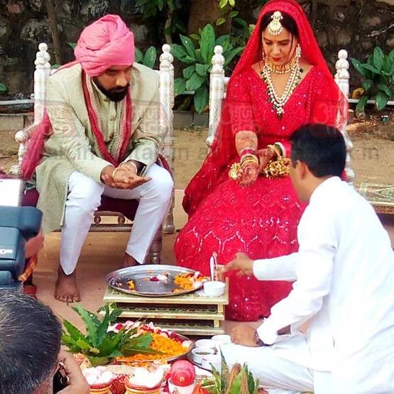 लाल जोड़ा, हाथों में कलीरें, देखें दुल्हन बनीं मोना की पहली तस्वीरें