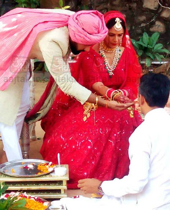 लाल जोड़ा, हाथों में कलीरें, देखें दुल्हन बनीं मोना की पहली तस्वीरें