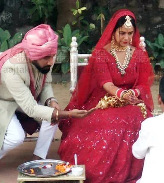 लाल जोड़ा, हाथों में कलीरें, देखें दुल्हन बनीं मोना की पहली तस्वीरें