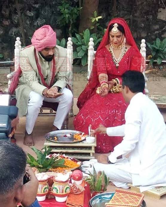 लाल जोड़ा, हाथों में कलीरें, देखें दुल्हन बनीं मोना की पहली तस्वीरें