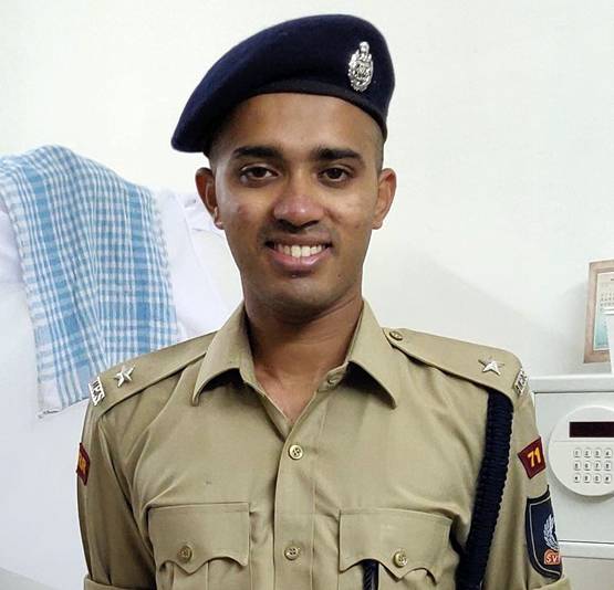 मां ने बनाई रोटियां, पिता ने लगाया ठेला, बेटा इस तरह बना IPS अफसर