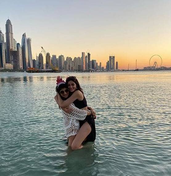 सात समंदर पार दोस्त का बर्थडे सेलिब्रेट कर रहीं अनन्या, फोटो वायरल