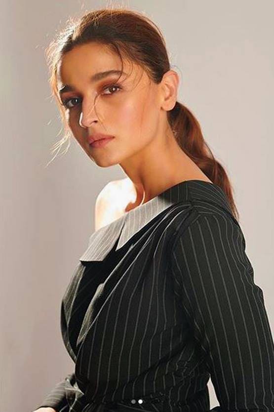 आलिया का नया फोटोशूट वायरल, फैन्स बोले- दीपिका जैसी लग रही हो