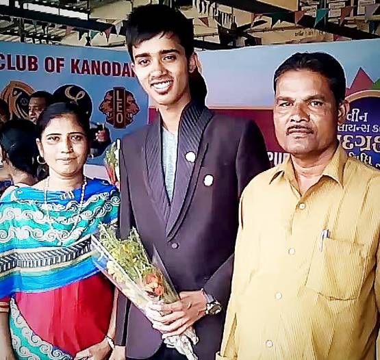 मां ने बनाई रोटियां, पिता ने लगाया ठेला, बेटा इस तरह बना IPS अफसर