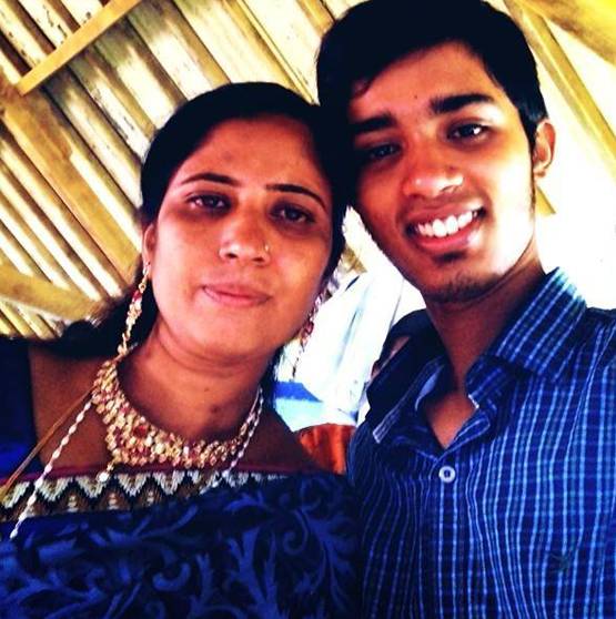 मां ने बनाई रोटियां, पिता ने लगाया ठेला, बेटा इस तरह बना IPS अफसर