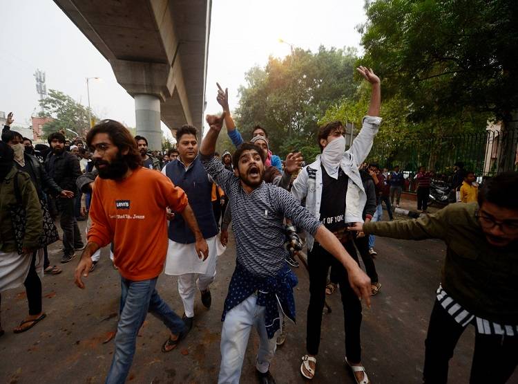 पुलिस के वायरल वीडियो से घर जाने पर मजबूर दिल्ली के छात्र, केस दर्ज