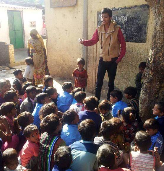 मां ने बनाई रोटियां, पिता ने लगाया ठेला, बेटा इस तरह बना IPS अफसर