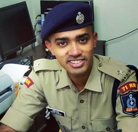 मां ने बनाई रोटियां, पिता ने लगाया ठेला, बेटा इस तरह बना IPS अफसर