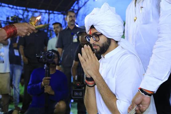 करोड़ों के मालिक हैं आदित्य, अब 'पापा' की कैबिनेट में बने मंत्री