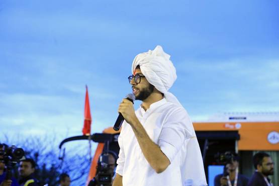 करोड़ों के मालिक हैं आदित्य, अब 'पापा' की कैबिनेट में बने मंत्री