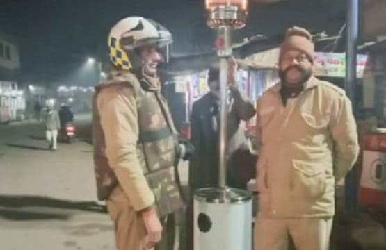 CAA: उपद्रवियों के लिए भेष बदलती पुलिस, कभी ठेले वाला तो कभी केले वाले