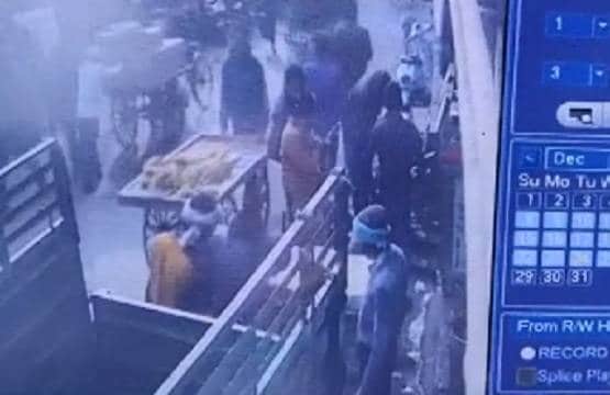 CAA: उपद्रवियों के लिए भेष बदलती पुलिस, कभी ठेले वाला तो कभी केले वाले