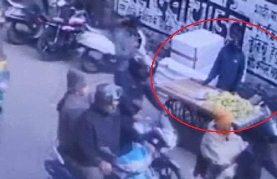 CAA: उपद्रवियों के लिए भेष बदलती पुलिस, कभी ठेले वाला तो कभी केले वाले