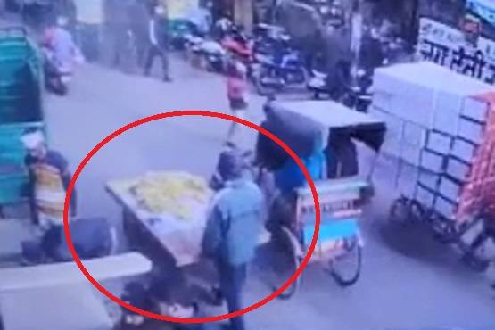 CAA: उपद्रवियों के लिए भेष बदलती पुलिस, कभी ठेले वाला तो कभी केले वाले