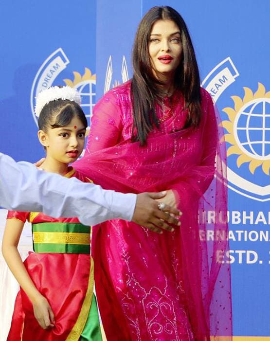 फंक्शन में लिपस्टिक लगाए दिखे अबराम, पापा शाहरुख संग पोज