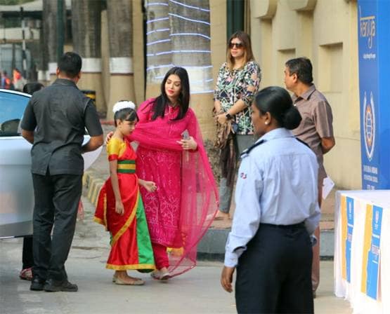 स्कूल फंक्शन के लिए तैयार आराध्या, दादा अमिताभ परिवार संग देखने पहुंचे