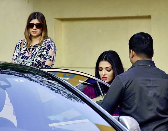 स्कूल फंक्शन के लिए तैयार आराध्या, दादा अमिताभ परिवार संग देखने पहुंचे