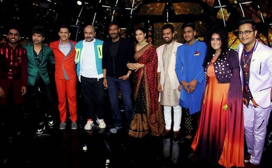 फिल्म प्रमोशन के लिए इंडियन आइडल के सेट पर पहुंचे अजय-काजोल, Photos