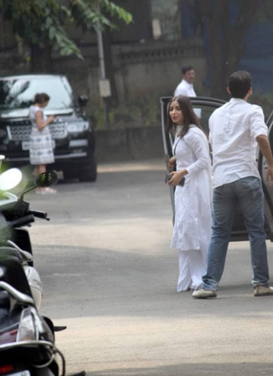 ट्व‍िंकल की नानी की अंतिम यात्रा में पहुंचे सेलेब्स, अक्षय ने दिया कंधा