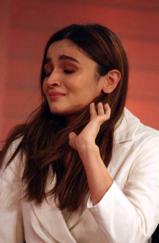 बहन के डिप्रेशन से संघर्ष की कहानी बताते हुए रो पड़ीं आलिया भट्ट, PHOTOS