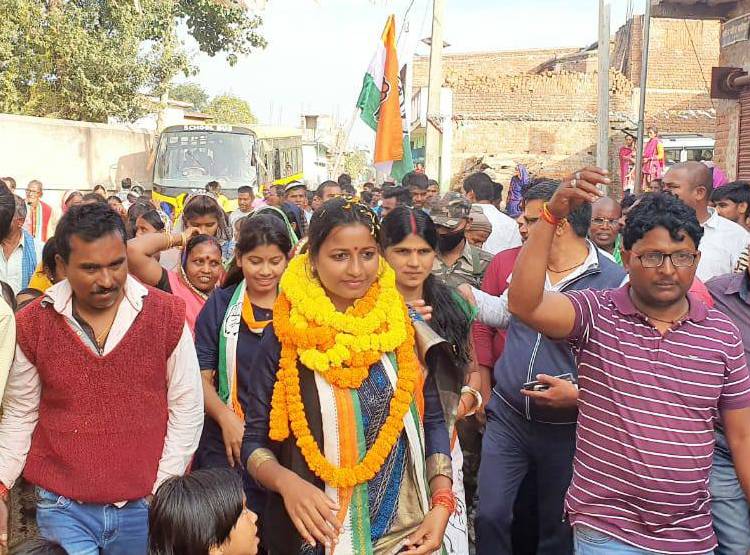 झारखंड: सबसे कम उम्र की MLA, मां तड़ीपार-पिता जेल में, फिर भी जीतीं