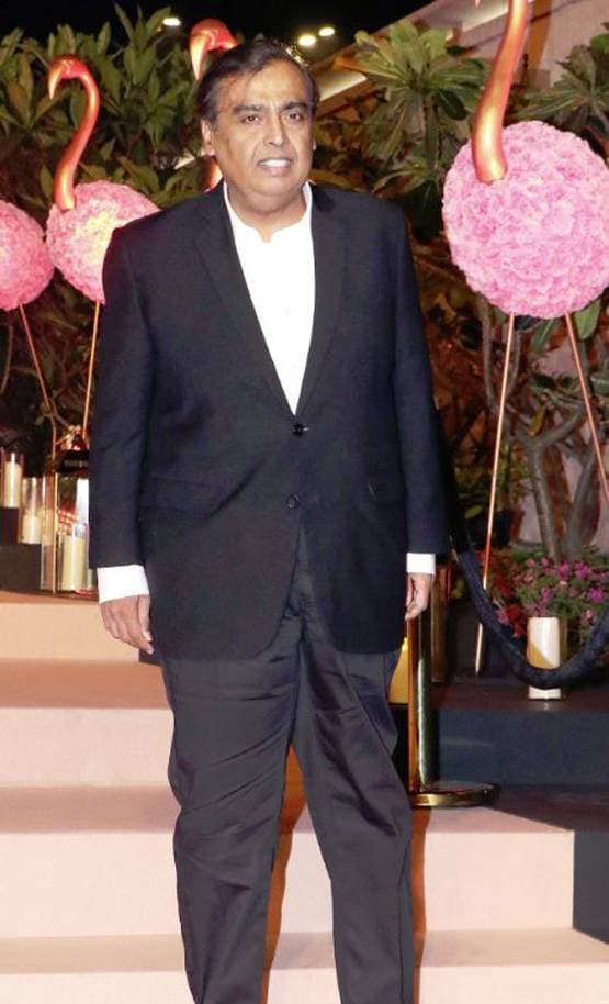 ईशा अंबानी के चैरिटी इवेंट में ग्लैमरस लुक में पहुंचे ये सितारे, Photos