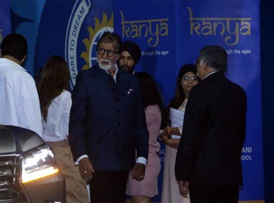 स्कूल फंक्शन के लिए तैयार आराध्या, दादा अमिताभ परिवार संग देखने पहुंचे