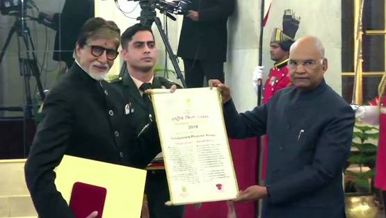 अमिताभ बच्चन को मिला फाल्के पुरस्कार, इस अंदाज में पहुंचे राष्ट्रपति भवन