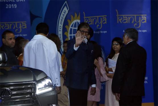 स्कूल फंक्शन के लिए तैयार आराध्या, दादा अमिताभ परिवार संग देखने पहुंचे