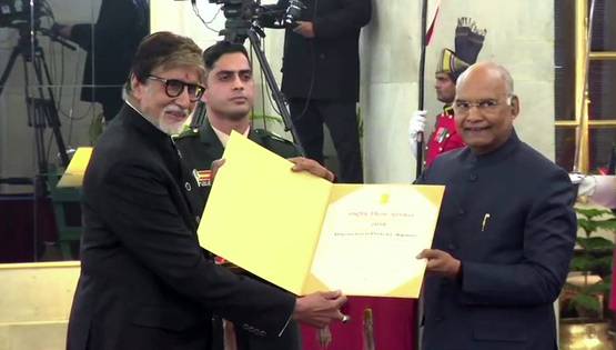 अमिताभ बच्चन को मिला फाल्के पुरस्कार, इस अंदाज में पहुंचे राष्ट्रपति भवन
