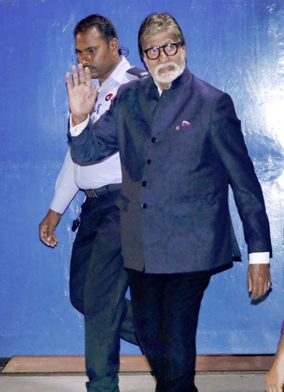 फंक्शन में लिपस्टिक लगाए दिखे अबराम, पापा शाहरुख संग पोज