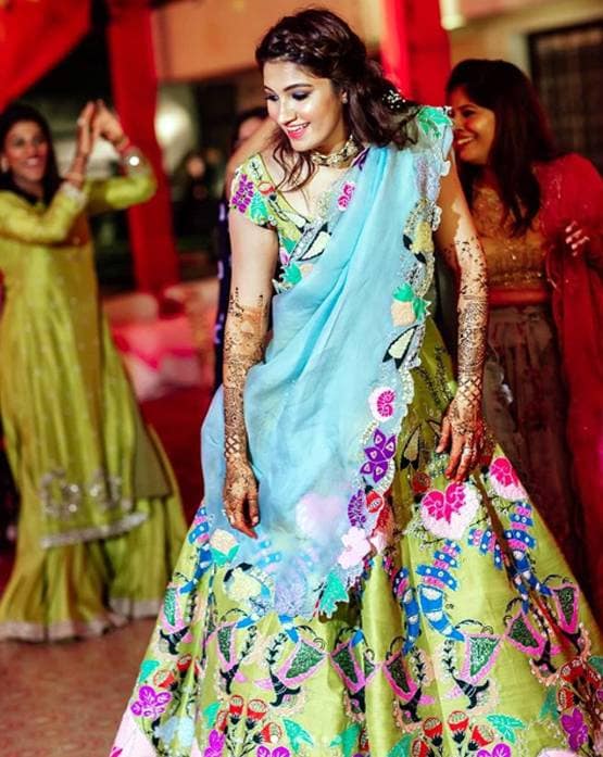 तलाक के 1 साल बाद दूसरी शादी कर रहीं सानिया की बहन, देखें मेहंदी की तस्वीरें